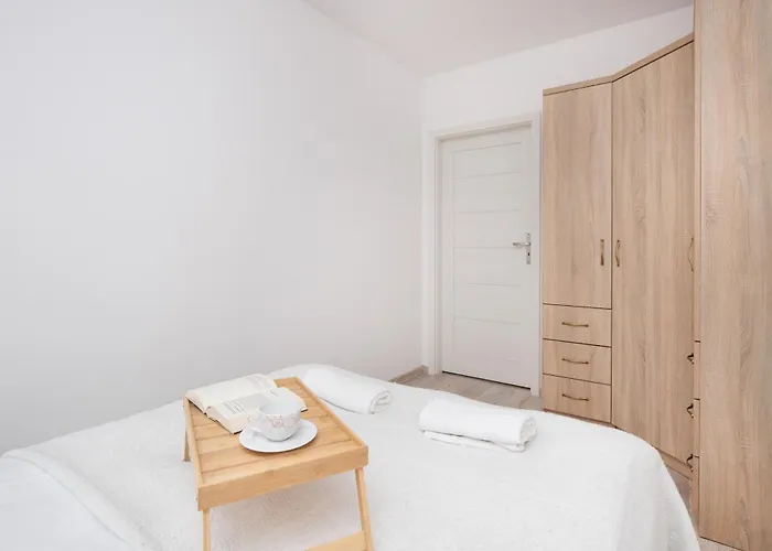 Elegant Mysliwskie Wzgorze In By Renters דירה