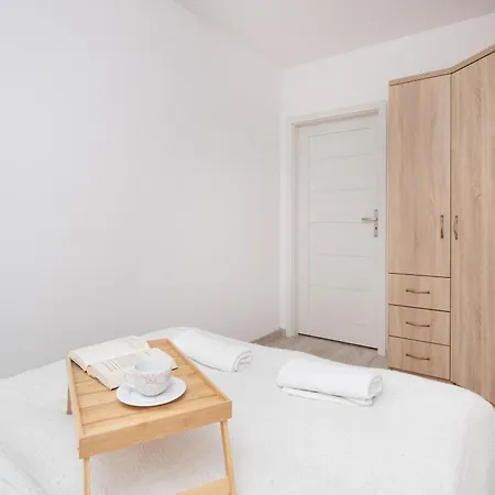 Elegant Myśliwskie Wzgórze In By Renters Apartamento